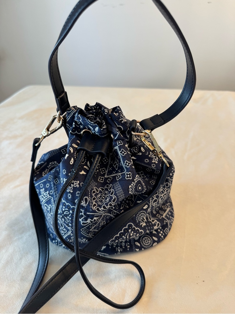 EUC! Ann Taylor Navy Bandana-Print Multiway Drawstring Bucket Bag - Picture 4 of 11